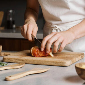 5 namirnica koje nikad ne bi trebalo da sečete na drvenoj dasci za sečenje: Na taj način povećate rizik od bolesti