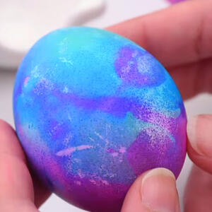 Kako ofarbati jaja sodom bikarbonom? Uz pomoć ove jednostavne tehnike, svako će biti pravo malo umetničko delo