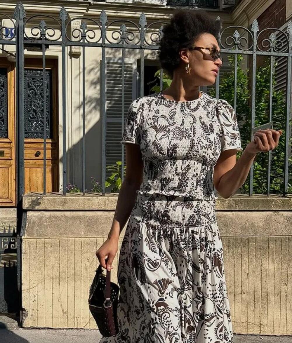 Nabrani komplet sastavljen od bluze i suknje