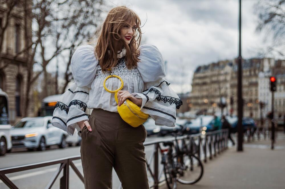 Nabrana, bela bluza s ruf rukavima, volanima i čipkastim detaljima