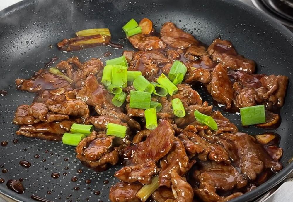 Velveting je tehnika koja se koristi u kineskim restoranima da bi meso bilo mekše i slasnije