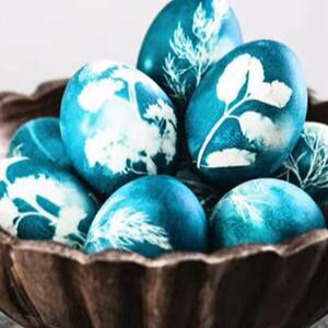 Kako ofarbati jaja u smaragdno zelenu prirodnim bojama? INFUZIJA za jaja od 3 sastojka daje efekat vredan divljenja