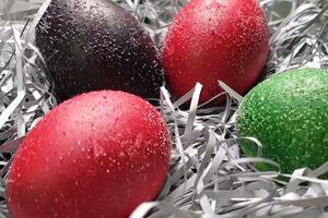 Kristalna jaja čarobnih boja u samo 3 poteza: Starinski trik sa šećerom koji morate da probate pred ovaj Uskrs