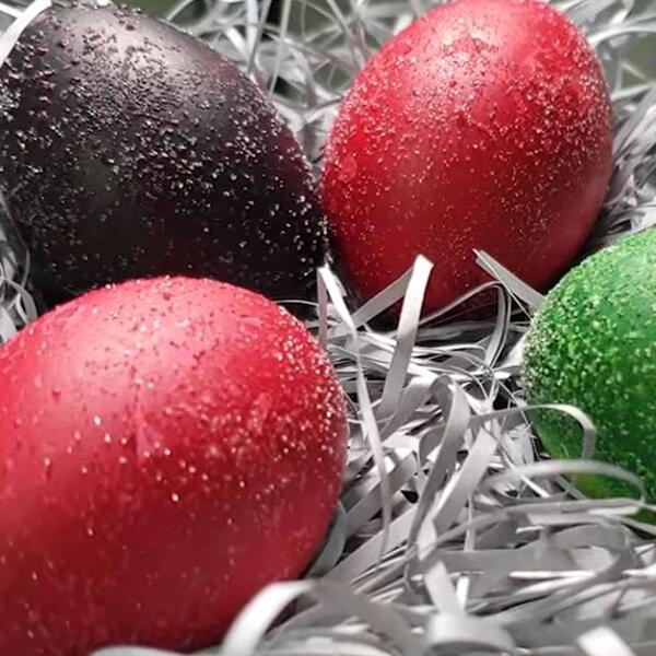 Kristalna jaja čarobnih boja u samo 3 poteza: Starinski trik sa šećerom koji morate da probate pred ovaj Uskrs