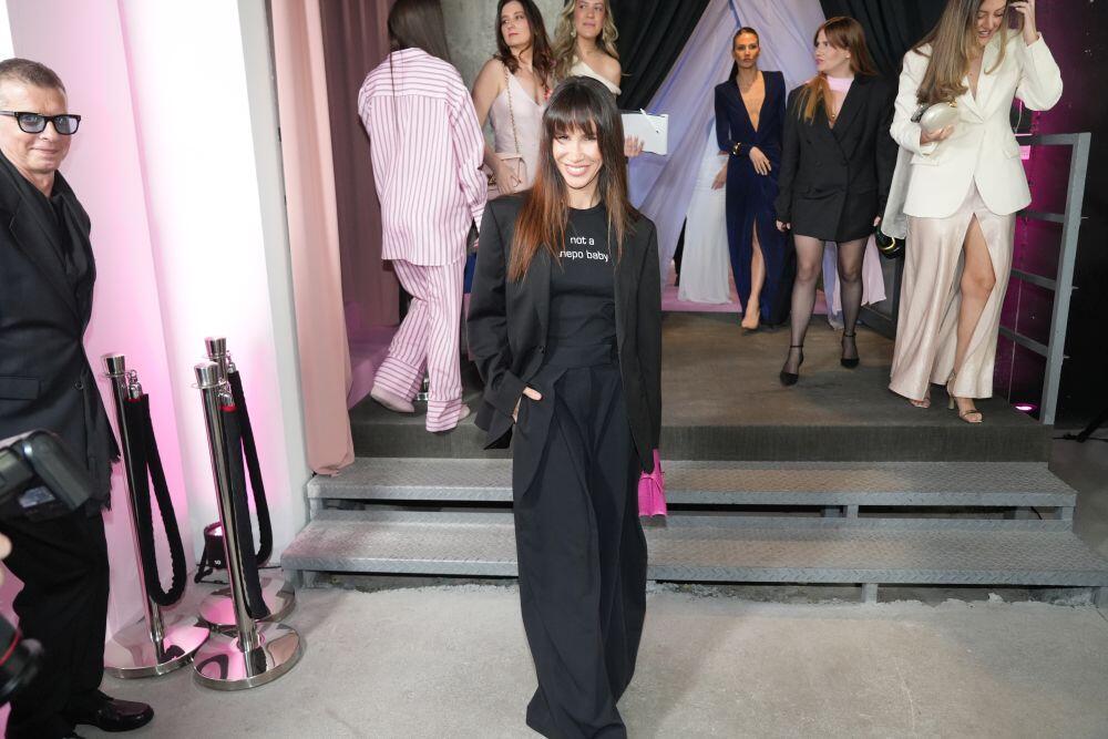 Nikolija Jovanović u majici s natpisom 'Not a nepo baby'