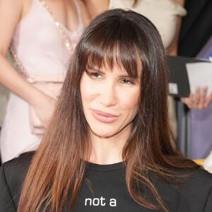 Ako obožavate obične majice, Nikolija zna kakva vam je neophodna: Omiljeni trend iz 90-ih se vraća i ne traži dubok džep