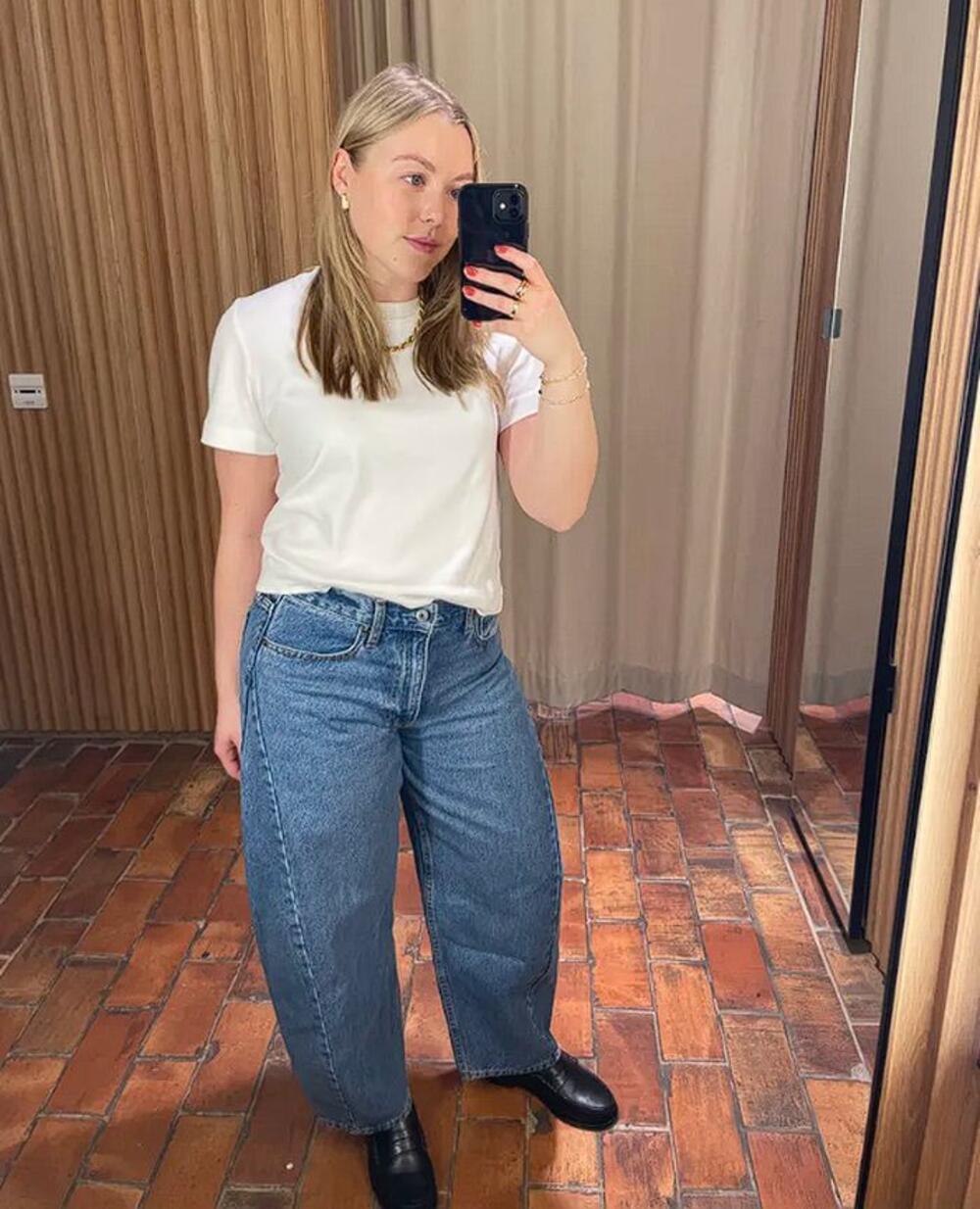 Barrel farmerke nisu klasične baggy pantalone, već podsećaju na spoj uskih i širokih farmerki