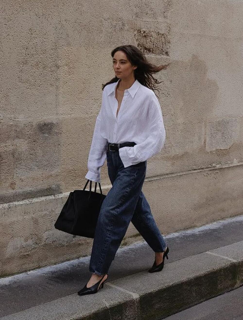 Barrel farmerke u kombinaciji s belom košuljom