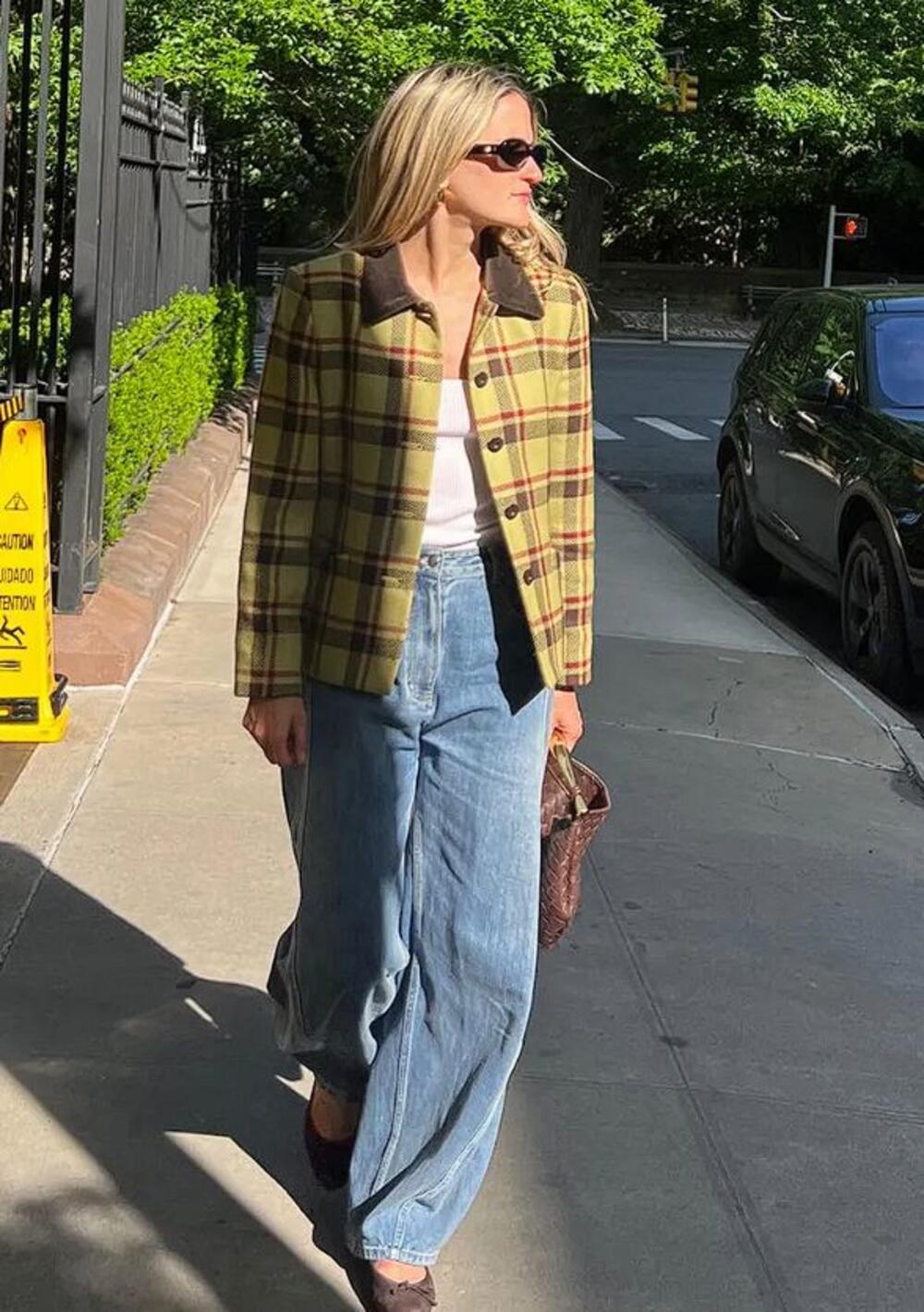 Barrel farmerke nisu klasične baggy pantalone, već podsećaju na spoj uskih i širokih farmerki