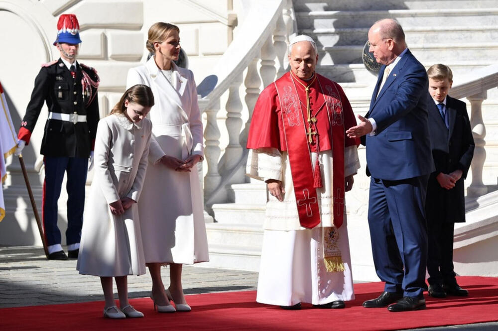 <p>Princeza Šarlin od Monaka iskoristila je privilegiju belog, koju ima još samo šest žena na svetu i očarala svojim modnim izdanjem</p>