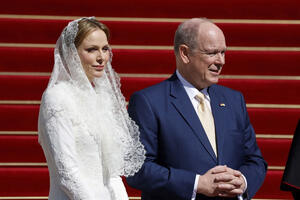 Nežno izdanje najelegantnije evropske princeze: Šarlin od Monaka je za istorijski susret s papom odabrala belu fantaziju