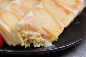 Idealan slatkiš za iznenadne goste: Recept za brz kolač sa piškotama i belom čokoladom koji se topi u ustima