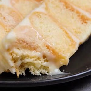 Idealan slatkiš za iznenadne goste: Recept za brz kolač sa piškotama i belom čokoladom koji se topi u ustima