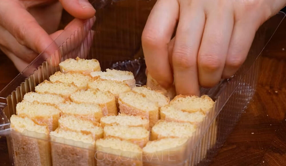 Poređajte piškote uspravno u plastičnu činiju