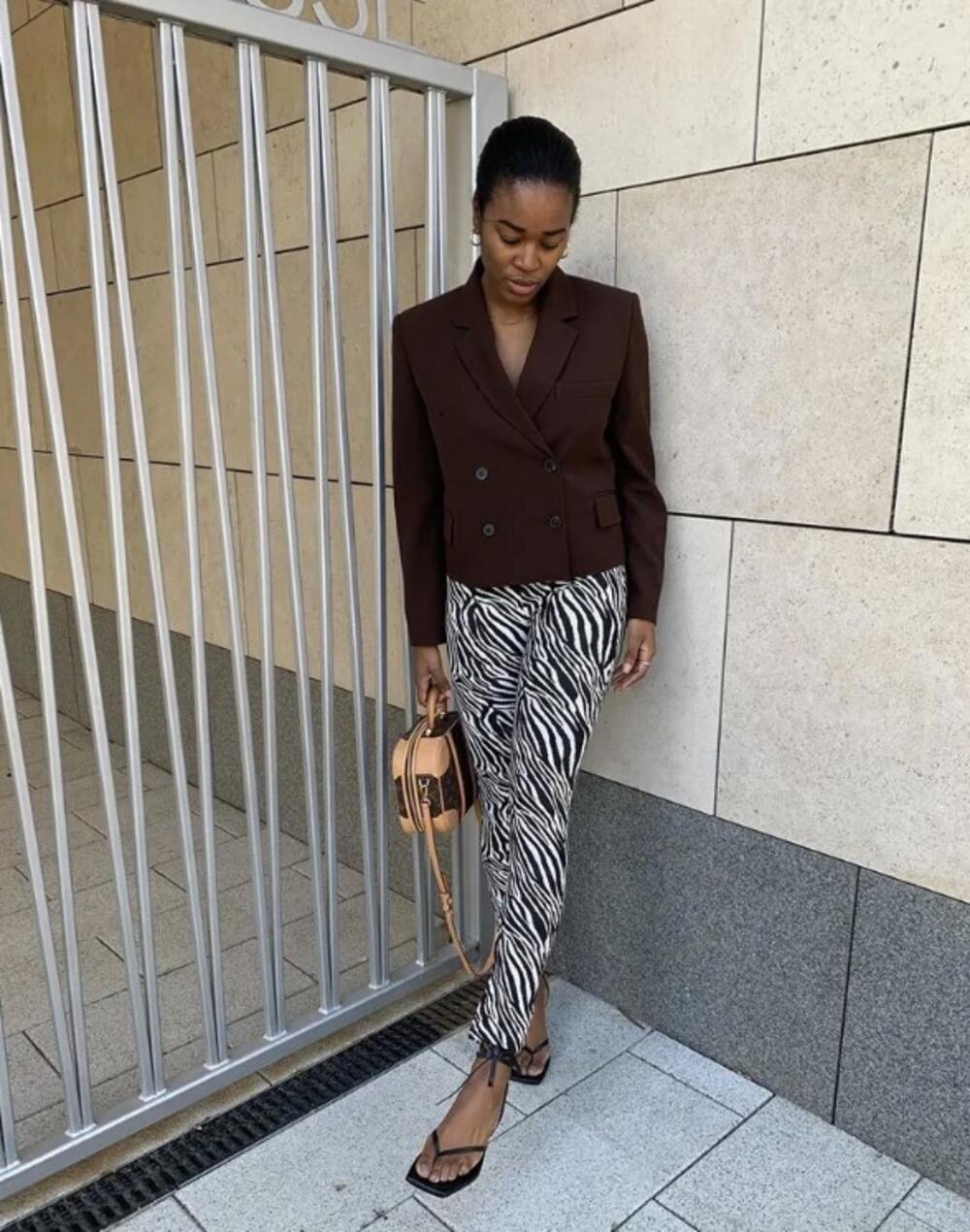 Kropovani sako je glavni trend za proleće 2026. godine