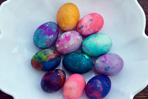 Kako se farbaju jaja šlagom? Brza i jednostavna tehnika pomoću koje ćete imati najdivnije šare