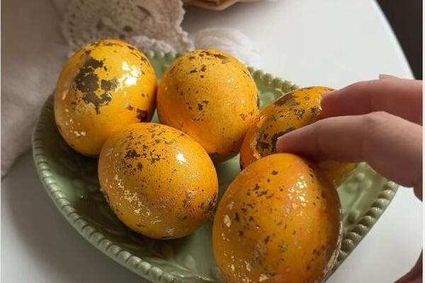 Kako napraviti najlepša ZLATNA JAJA? Prirodan način farbanja koji je zdrav i trik zbog kojeg će vam svi zavideti