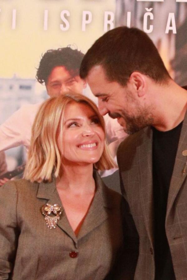 Mini & usklađena sa suprugom: Anđelka Stević Žugić je pronašla haljinu koja će zauvek ostati trendi