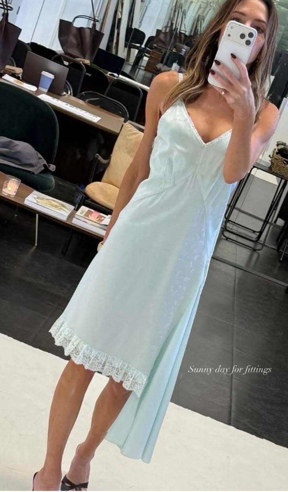 Viktorija Bekam u svetloplavoj haljini iz svoje kolekcije