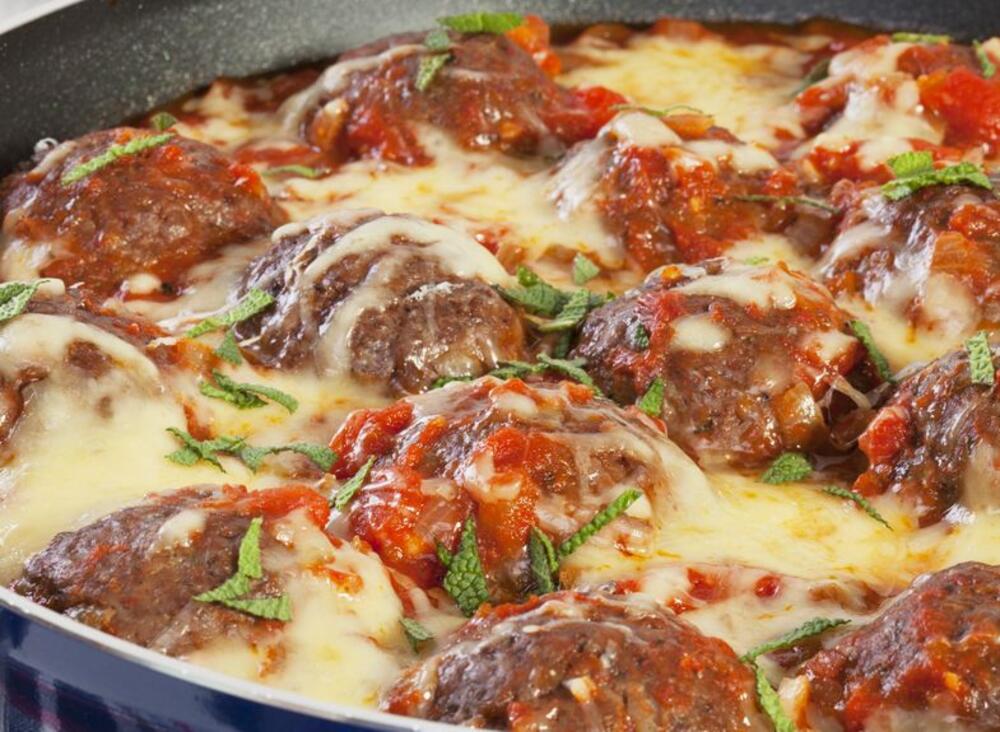 Zapečene ćufte u sosu od paradajza posute kačkavaljem