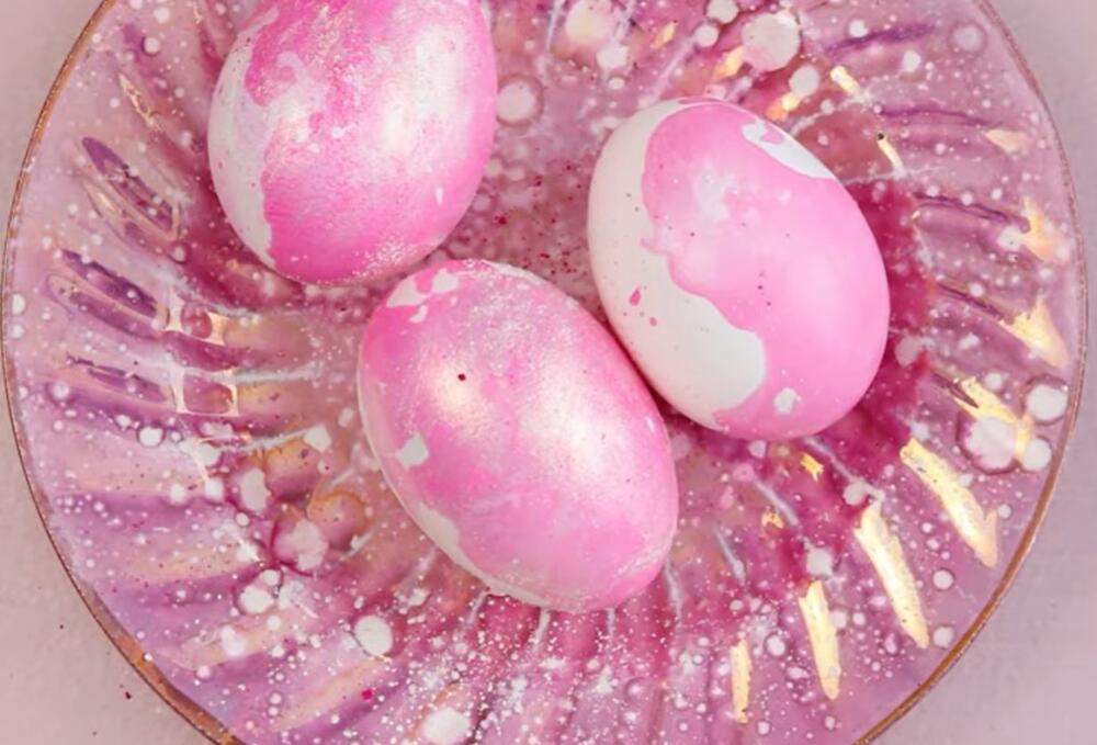 Sedefasta jaja roze boje ukrašena po metodu Marte Stjuart