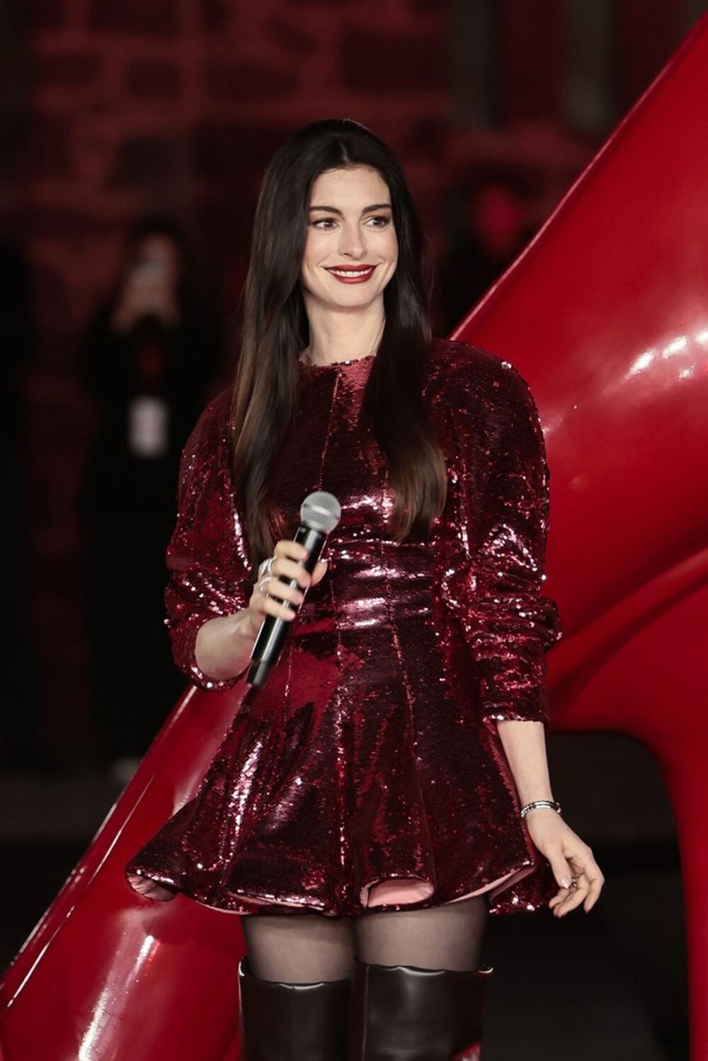 <p>Glumica En Hatavej se na promotivnoj turneji za film "Đavo nosi Pradu 2" pojavila u efektnom stajlingu, koji je svima ukrao pažnju.</p>