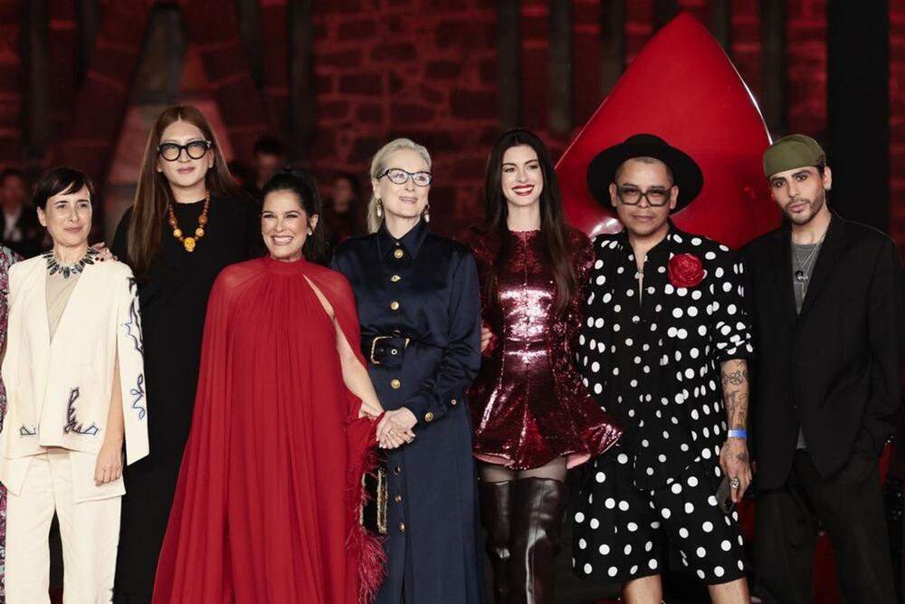 <p>Glumica En Hatavej se na promotivnoj turneji za film "Đavo nosi Pradu 2" pojavila u efektnom stajlingu, koji je svima ukrao pažnju.</p>