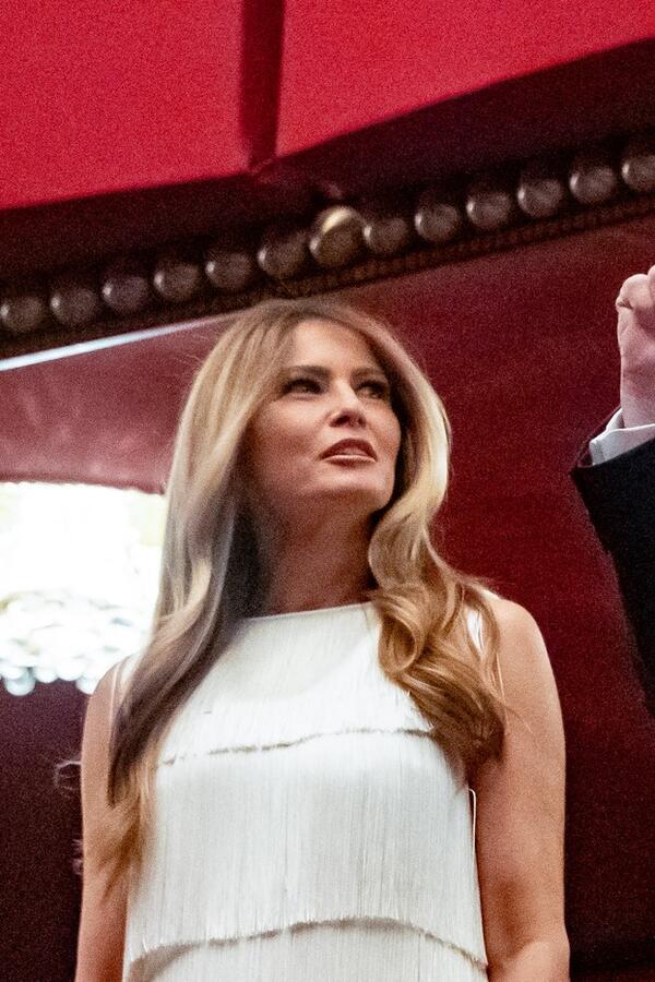 Nemirne rese u stilu 20-ih & nenadmašna elegancija: Haljina u kojoj je Melanija Tramp lakše podnela doček zvižducima