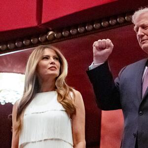 Nemirne rese u stilu 20-ih & nenadmašna elegancija: Haljina u kojoj je Melanija Tramp lakše podnela doček zvižducima