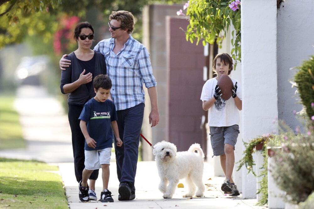 Rebeka Rig i Sajmon Bejker 2009, dok su živeli u Los Anđelesu