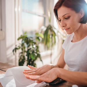 Može da ukaže na bolesti jetre, dijabetes ili srčanu slabost: Ako imate ovaj simptom na noktima, zakažite pregled