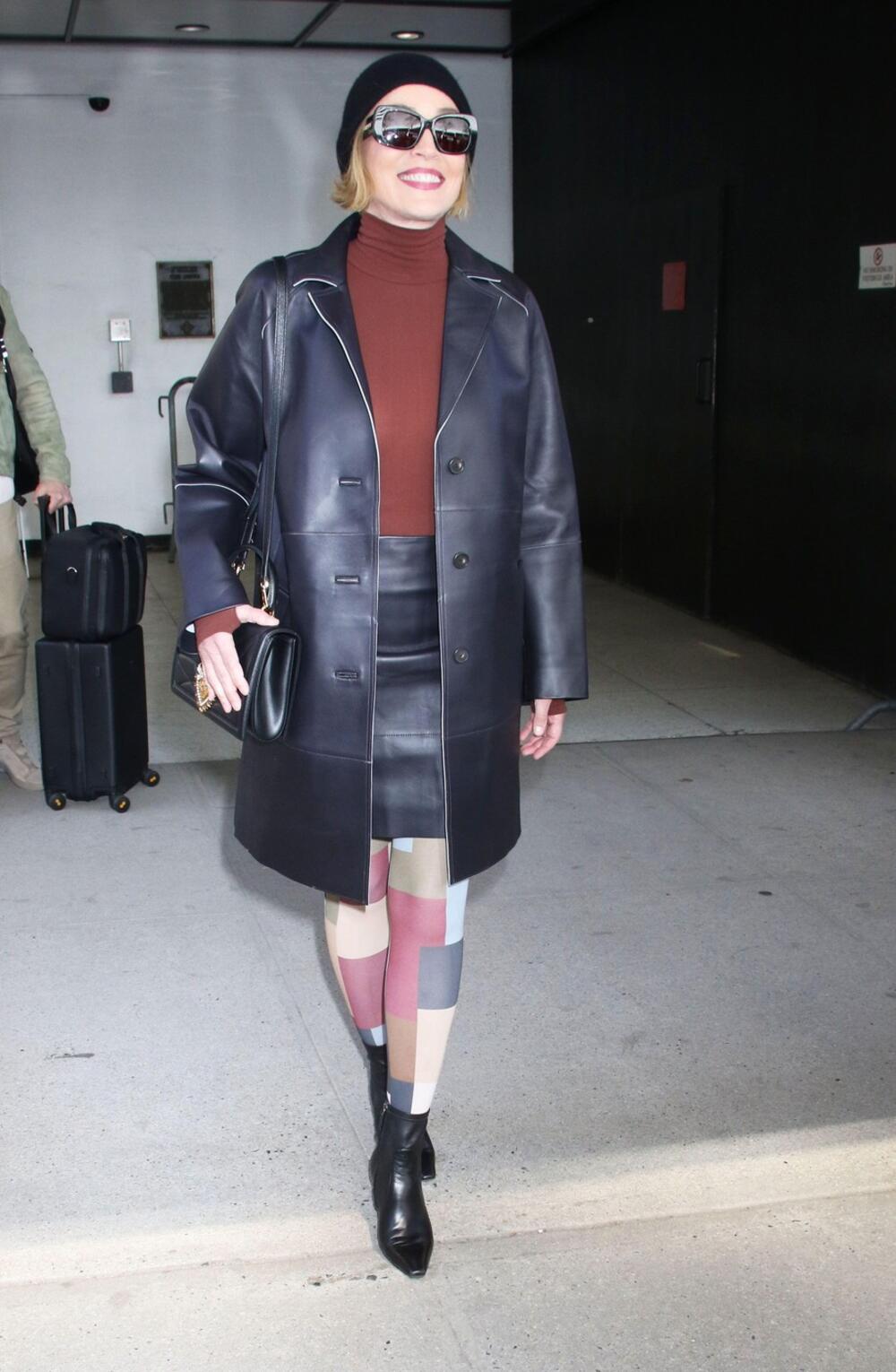 Šeron Stoun u raznobojnim čarapama