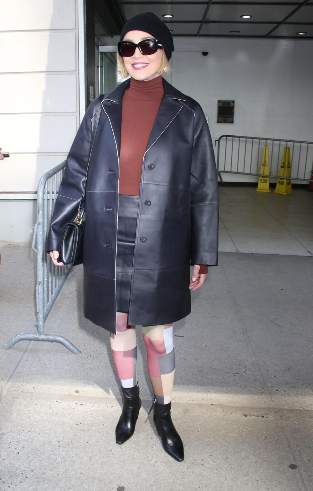 Šeron Stoun u raznobojnim čarapama