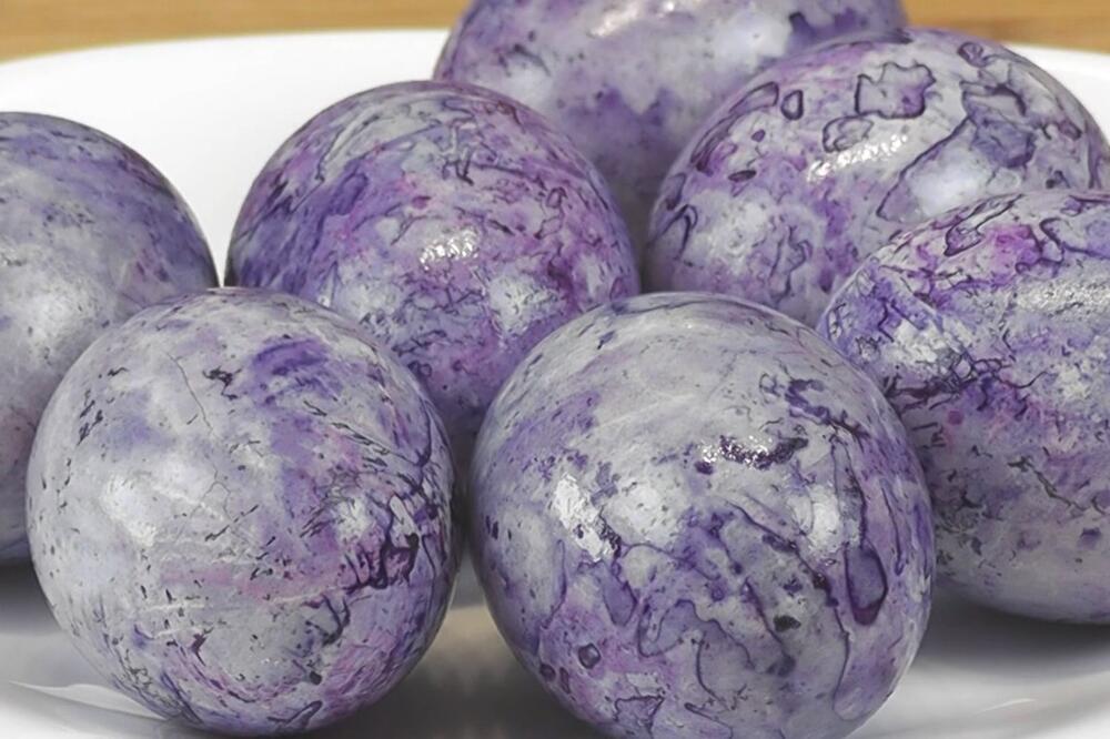 Ljubičasta uskršnja jaja obojena u hibiskusu