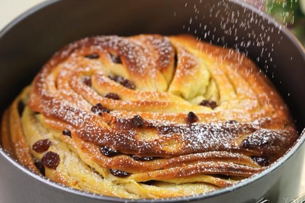 Uskršnji kolač sa suvim grožđem gotov na brzinu: Mekan je, slastan, pravi se jednostavno i miriše na praznike