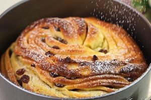 Uskršnji kolač sa suvim grožđem gotov na brzinu: Mekan je, slastan, pravi se jednostavno i miriše na praznike