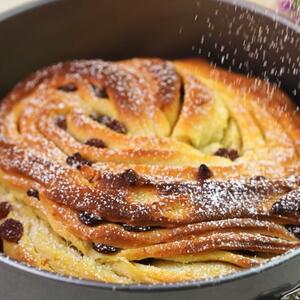 Uskršnji kolač sa suvim grožđem gotov na brzinu: Mekan je, slastan, pravi se jednostavno i miriše na praznike