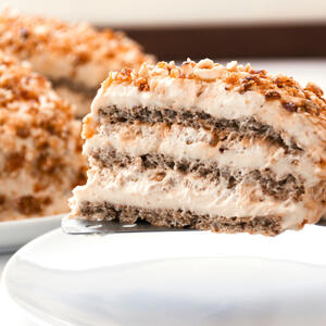 Savršena kombinacija sočnih kora, pečenog lešnika i hrskavog šećera: Egipat torta po proverenom receptu mama Goce