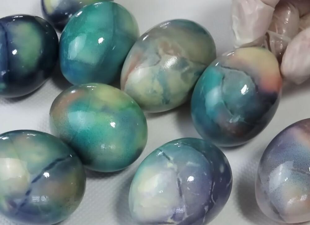 Farbanje jaja aluminijumskom folijom i vatom