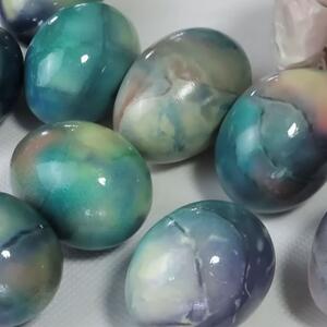 Ovoj tehnici farbanja jaja ćete se vraćati svake godine: Zabavite se sa mališanima i napravite mala remek-dela