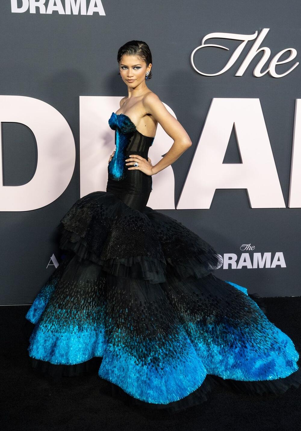 <p>Glumica Zendeja je obukla "nešto plavo" iz <em>Schiaparelli </em>kolekcije za proleće 2026 i očarala u korset-haljini sa plavim i crnim perjem.</p>