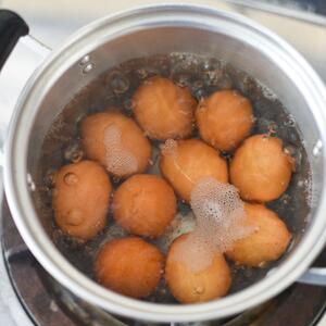 Kako da ih skuvate, a da nijedno ne pukne? 6 saveta za savršeno kuvana jaja