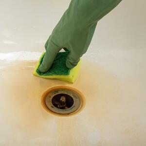 Kako najlakše ukloniti žute fleke iz kade? 2 sastojka i 15 minuta kasnije &ndash; kupatilo će biti besprekorno čisto