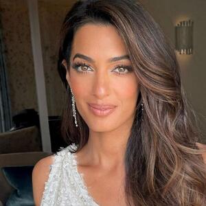 U šta pre gledati? Amal Kluni se pojavila u suknji koja krade poglede, ali mnogi kažu NOVA FRIZURA je ipak zanimljivija