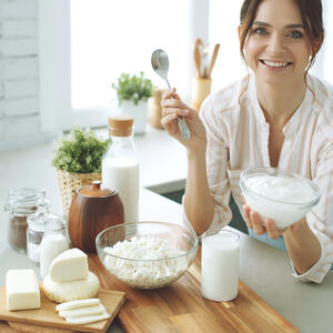Svež, mladi sir ili jogurt: Šta je zaista bolji izbor za zdravlje?