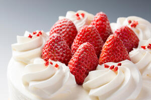 Uskršnja torta bez pečenja kore: Osvežavajuća, lagana i puna keksa natopljenog kremastim filom