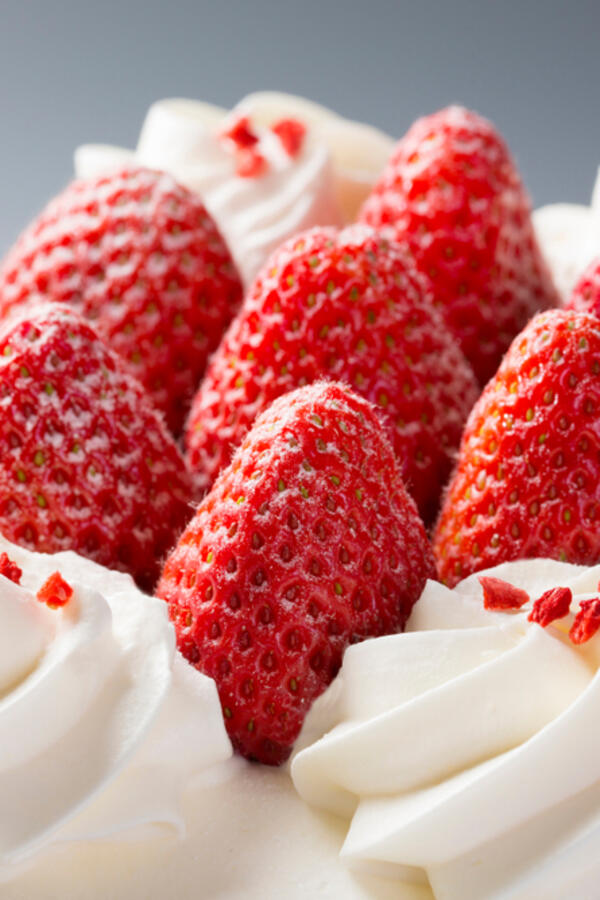 Uskršnja torta bez pečenja kore: Osvežavajuća, lagana i puna keksa natopljenog kremastim filom