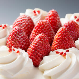 Uskršnja torta bez pečenja kore: Osvežavajuća, lagana i puna keksa natopljenog kremastim filom