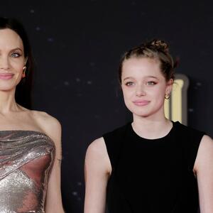 Na tren ćete pomisliti da je &ndash; Anđelina! Šajlo Džoli primećena u spotu poznate pevačice i fanovi njene mame su u šoku