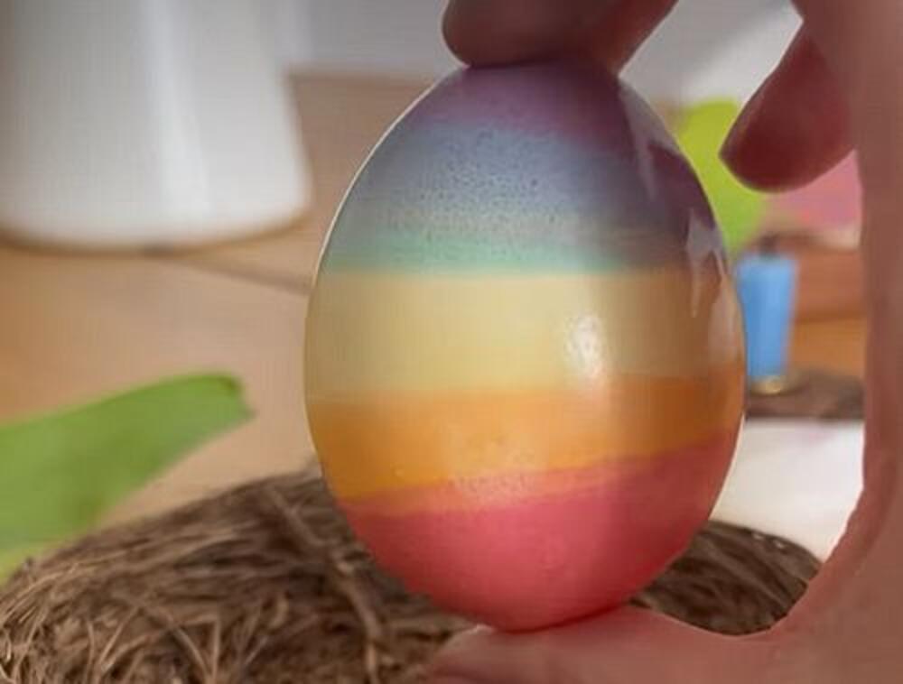 Uskršnje jaje u bojama duge